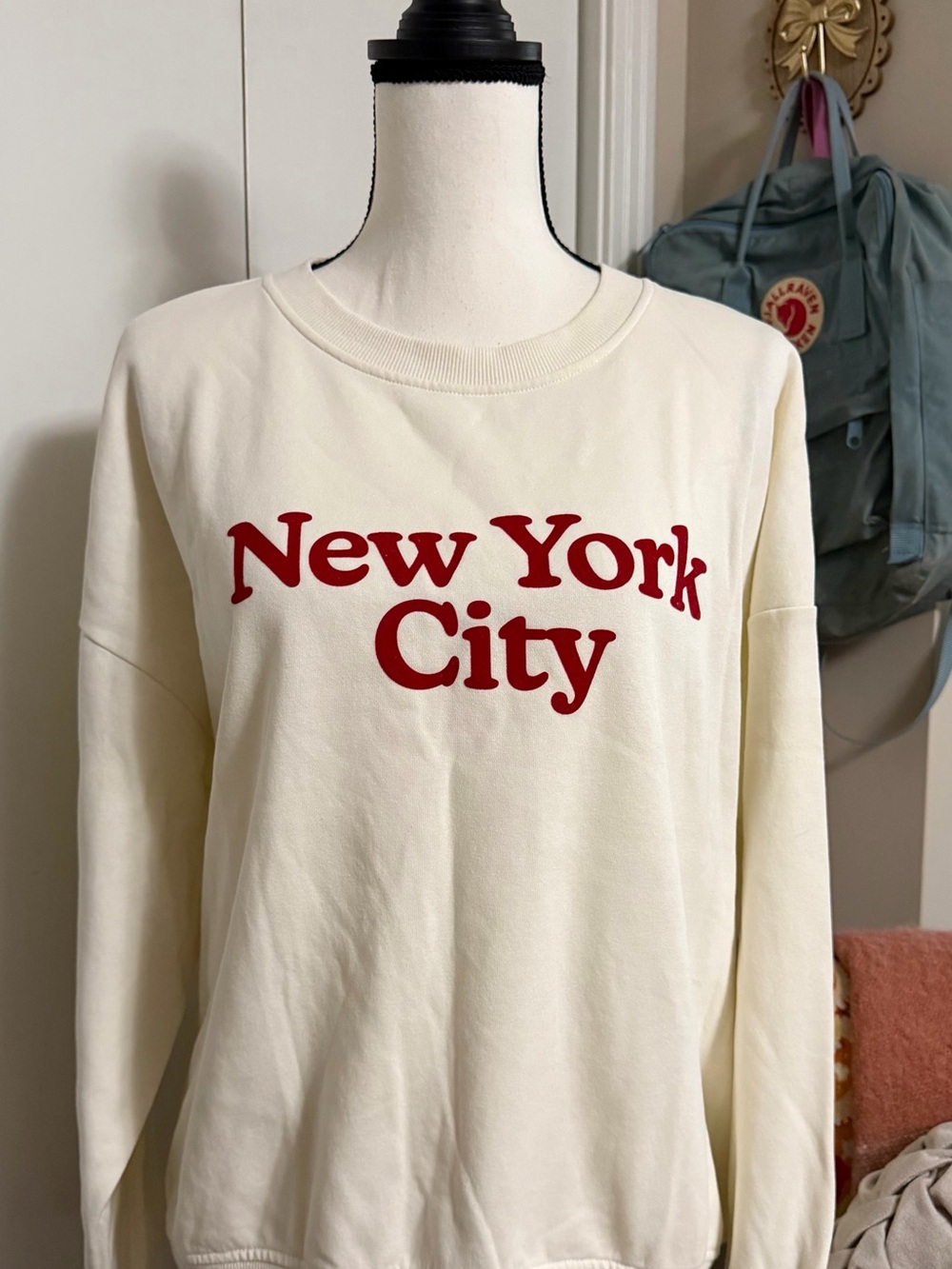 H&M Cream Crewneck Sweatshirt with Red 'New York City' Print size medium
